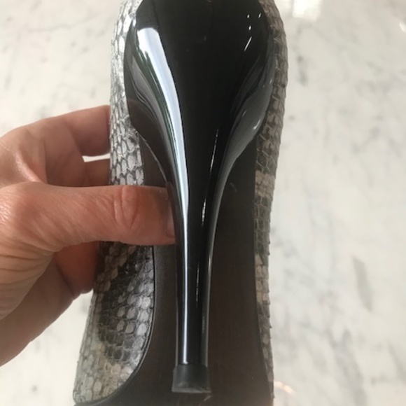 Stuart Weitzman - Picture 12 of 16